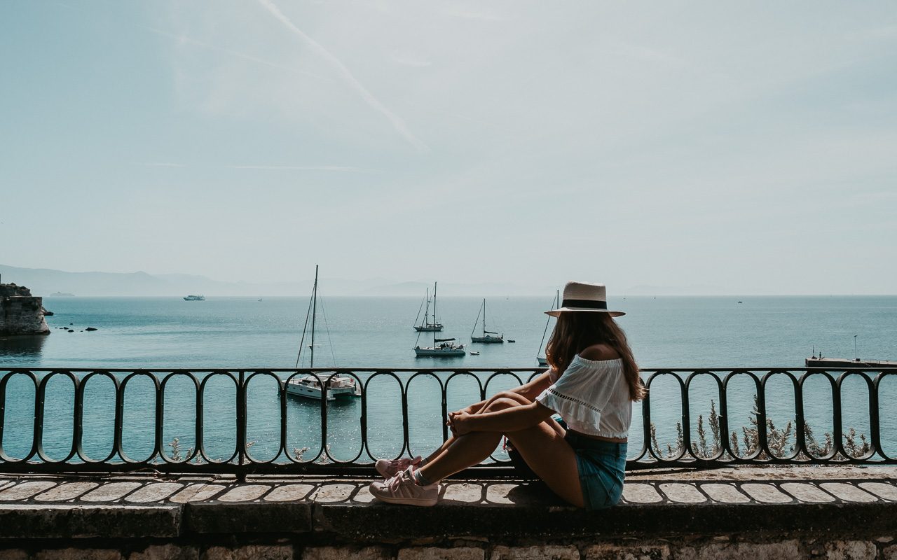 Escale à Corfou, petite ile authentique de Grèce. Au programme ? Photographies, récit et bonnes adresses hors des sentiers battus, me menant de la vieille ville de Corfou Town à Pontikonissi - Kallisteha, Voyages et vérités