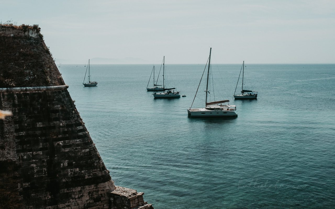 Escale à Corfou, petite ile authentique de Grèce. Au programme ? Photographies, récit et bonnes adresses hors des sentiers battus, me menant de la vieille ville de Corfou Town à Pontikonissi - Kallisteha, Voyages et vérités